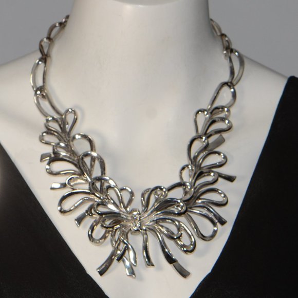 Oscar de la Renta Polished Silver Crystal Bow Necklace - Picture 2 of 5